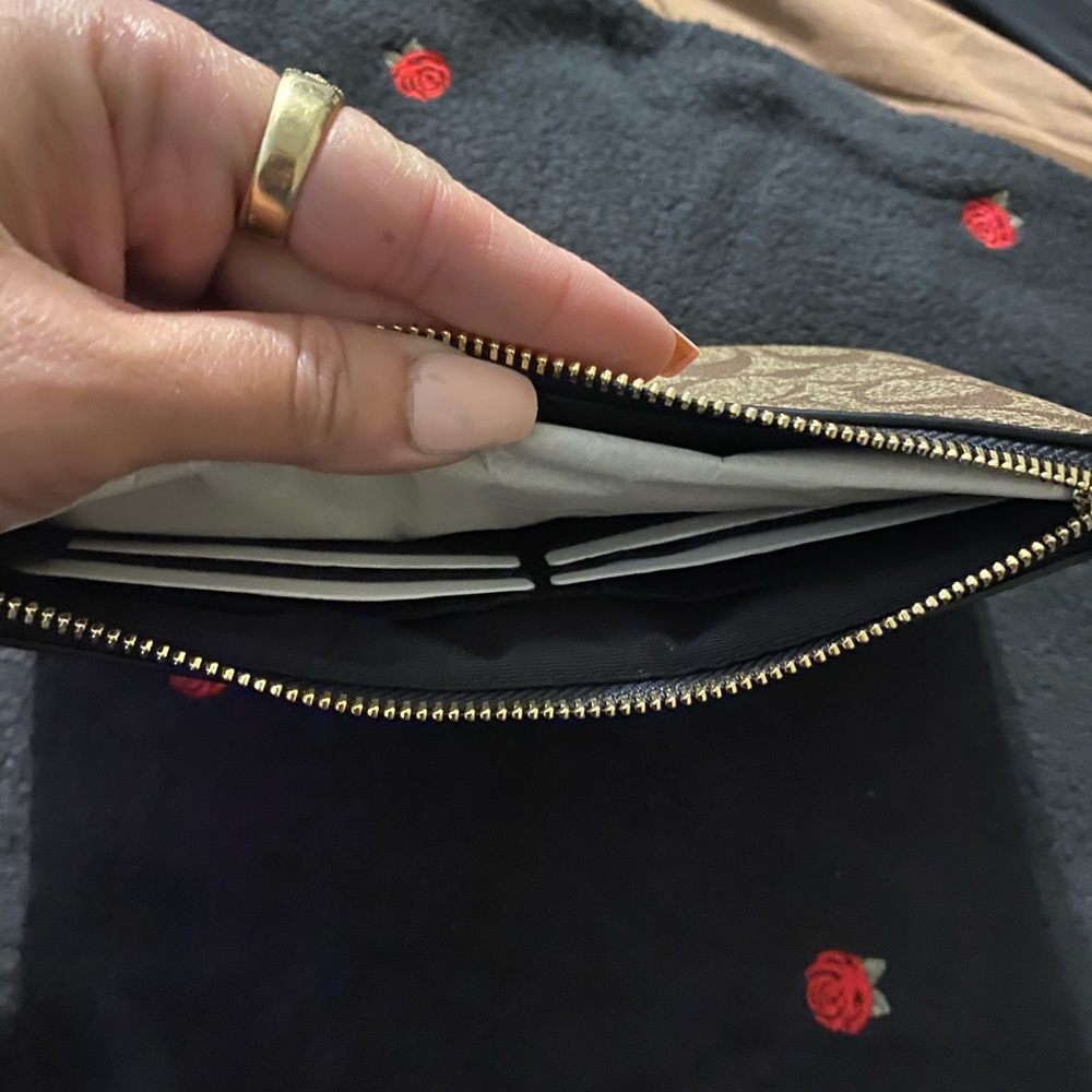 🌹🌹🌹Large Coach wristlet NWT🌹🌹🌹 - Picture 2 of 4